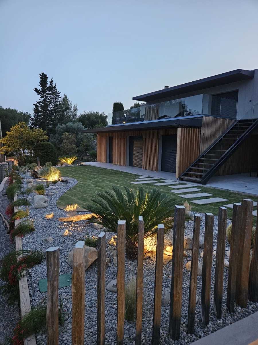 Jardin moderne à Casis