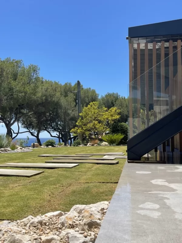 Les jardins de Tim a crée un gazon et des massifs méditerranéens à Casis , Aubagne, Les Jardins de Tim