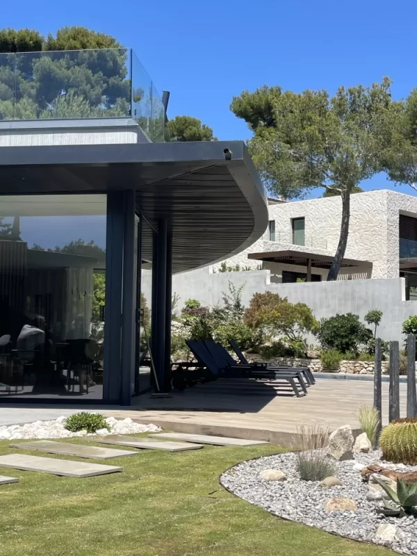Les jardins de Tim a crée un gazon et des massifs méditerranéens à Casis , Aubagne, Les Jardins de Tim