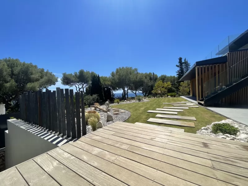 Les jardins de Tim a crée un gazon et des massifs méditerranéens à Casis , Aubagne, Les Jardins de Tim
