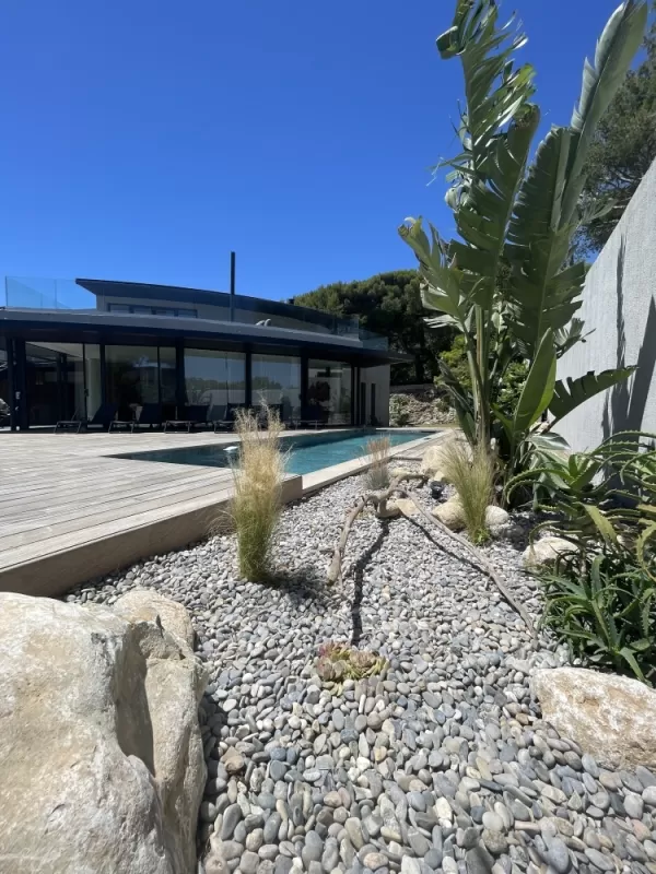 Les jardins de Tim a crée un gazon et des massifs méditerranéens à Casis , Aubagne, Les Jardins de Tim