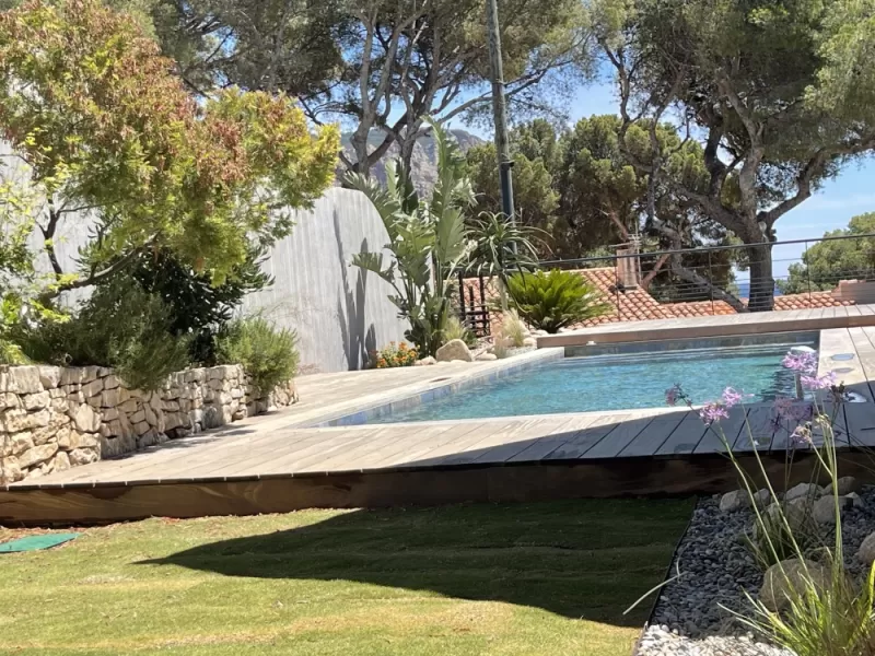 Les jardins de Tim a crée un gazon et des massifs méditerranéens à Casis , Aubagne, Les Jardins de Tim