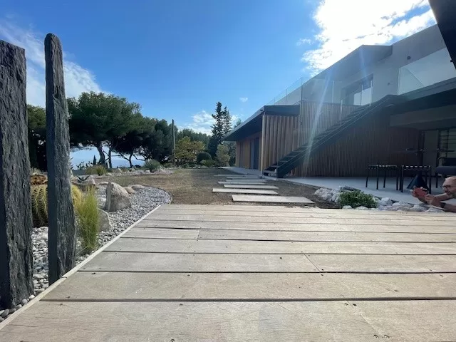 Les jardins de Tim a crée un gazon et des massifs méditerranéens à Cassis , Aubagne, Les Jardins de Tim
