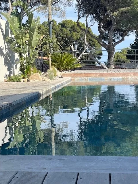Les jardins de Tim a crée un gazon et des massifs méditerranéens à Cassis , Aubagne, Les Jardins de Tim