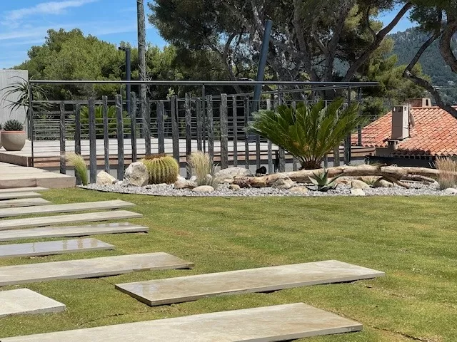 Les jardins de Tim a crée un gazon et des massifs méditerranéens à Cassis , Aubagne, Les Jardins de Tim