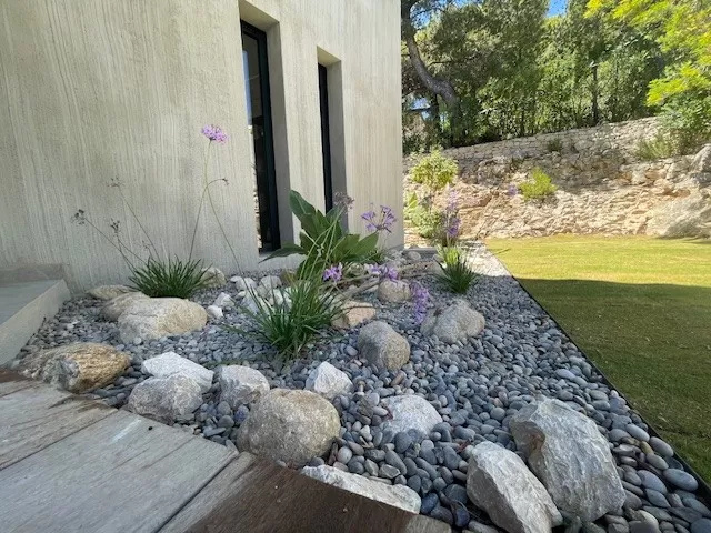 Les jardins de Tim a crée un gazon et des massifs méditerranéens à Cassis , Aubagne, Les Jardins de Tim