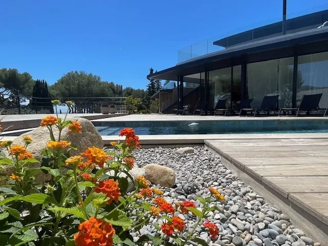 Les jardins de Tim a crée un gazon et des massifs méditerranéens à Cassis , Aubagne, Les Jardins de Tim