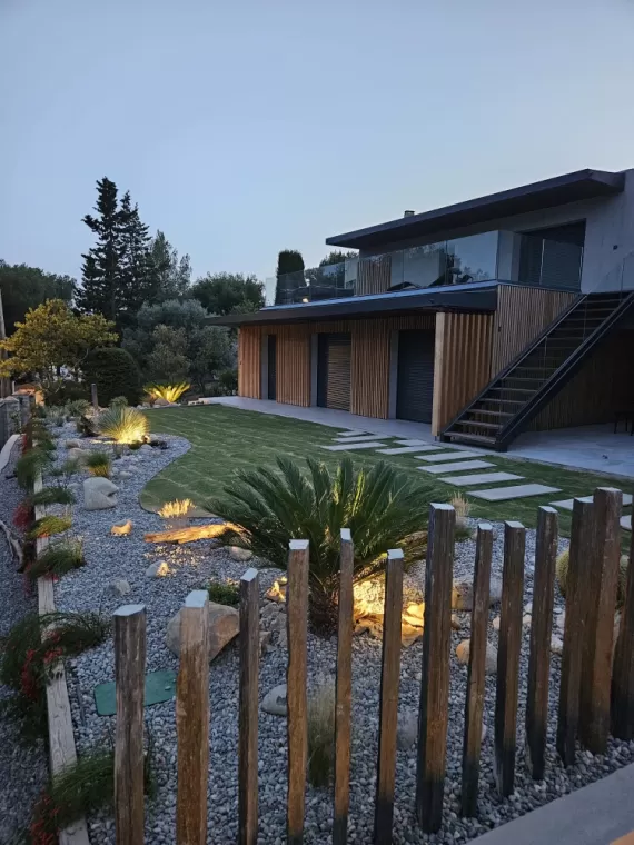 Création d'un jardin zen et pose de gazon kikuyu et à Cassis, Aubagne, Les Jardins de Tim